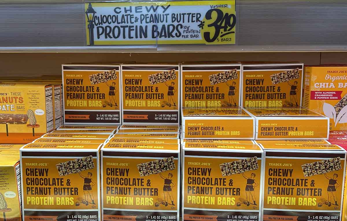 trader joe's chewy chocolate and peanut butter protein bars